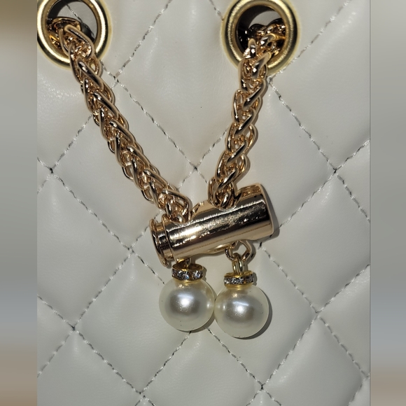 White vegan leather puffy bucket bag with gold strap - Picture 3 of 4